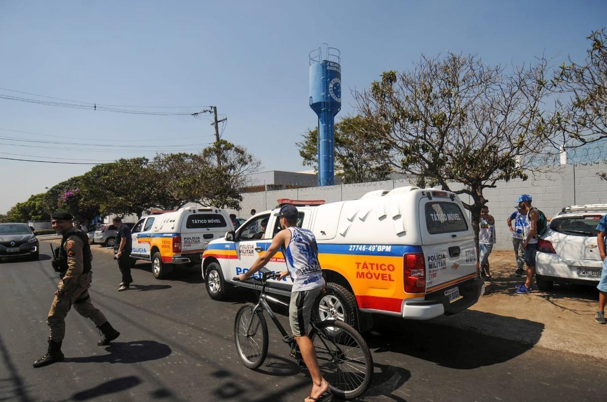 Torcedores protestam em frente  Toca da Raposa II