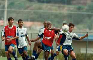 Fotos do zagueiro Joo Carlos em suas passagens pelo Cruzeiro, entre 1996 e 2001