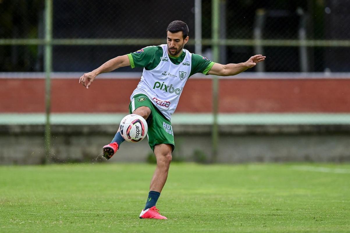 Amrica treinou nesta quinta-feira (10), no CT Lanna Drumond, visando o clssico de sbado contra o Atltico