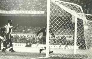 20/maio/1976 - Cruzeiro 7 x 1 Alianza Lima-PER - Fase semifinal - Jairzinho, responsvel por quatro gols, dividiu noite artilheira com Palhinha, autor de trs na mesma partida