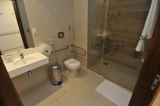 Neymar passará por cirurgia e ficará internado no Hospital Mater Dei, em Belo Horizonte. Craque do PSG e da Seleção Brasileira será instalado no 13º andar e usufruirá de suíte com toda estrutura para a família. Na foto, o banheiro.