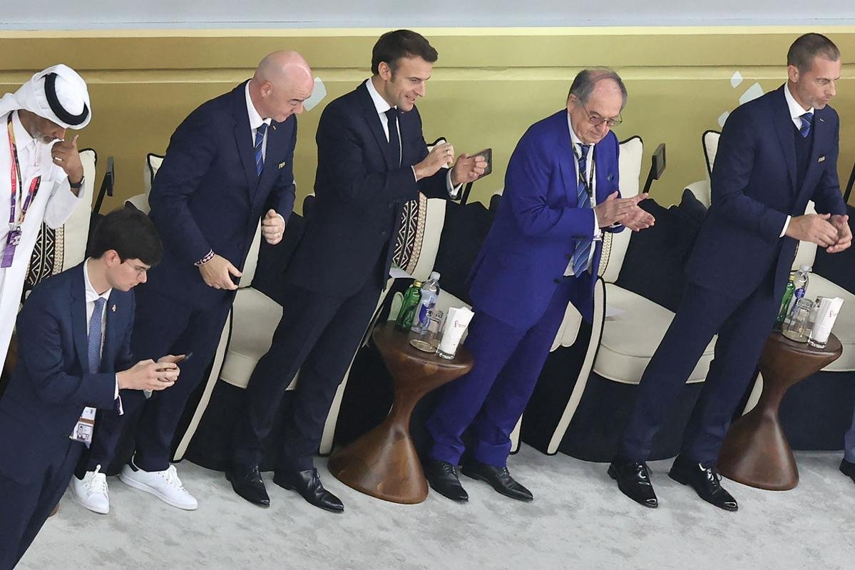 Emmanuel Macron, presidente da Frana, David Beckham, ex-jogador da Inglaterra, e Gianni Infantino, presidente da FIFA, estiveram no estdio para Frana x Marrocos
