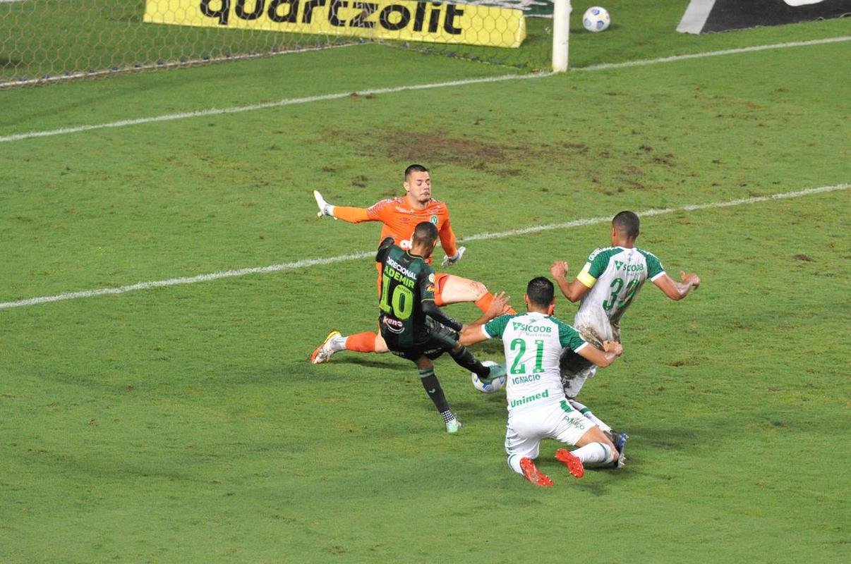 Fotos da vitria do Amrica sobre a Chapecoense, por 3 a 0, no Independncia, pela 35 rodada do Campeonato Brasileiro