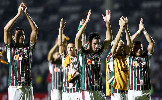 Fluminense comemora a classificação com a torcida em noite de festa em São Januário 