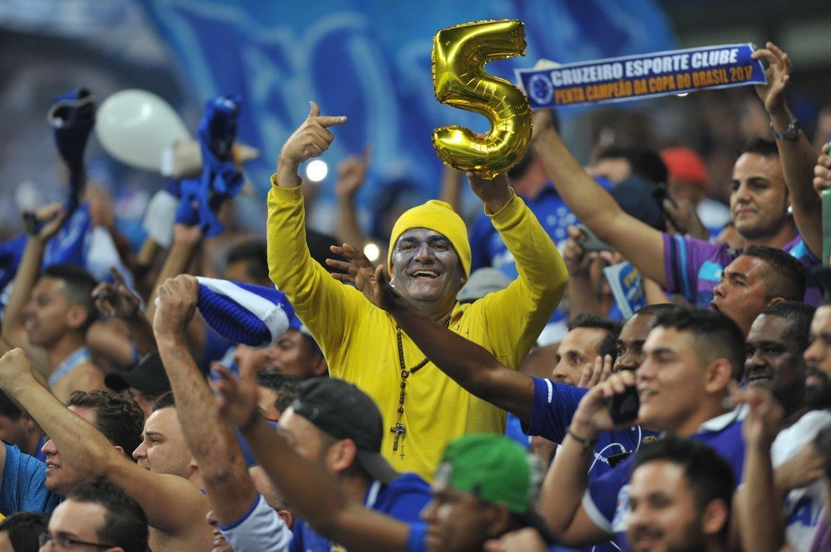 Da ansiedade  festa: torcedores do Cruzeiro foram  loucura no Mineiro