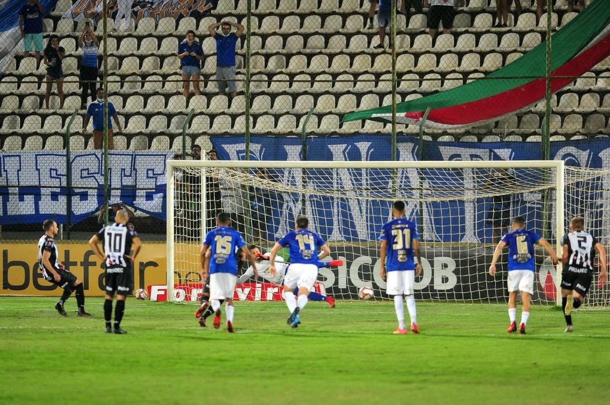 Imagens de Cruzeiro x Operrio, na Arena do Jacar, em Sete Lagoas, pela 24 rodada da Srie B