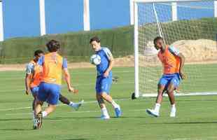 Cruzeiro fez nesta segunda-feira  tarde, na Toca da Raposa II, o ltimo treino em Belo Horizonte antes da partida contra o Internacional, quarta, no Beira-Rio, pela semifinal da Copa do Brasil. O tcnico Rogrio Ceni deve escalar Fbio; Edilson, Ded, Fabrcio Bruno (Leo) e Egdio (Dod); Henrique e Robinho; Marquinhos Gabriel; Thiago Neves e David; Pedro Rocha. Servindo  Seleo Colombiana, Orejuela est fora do jogo.