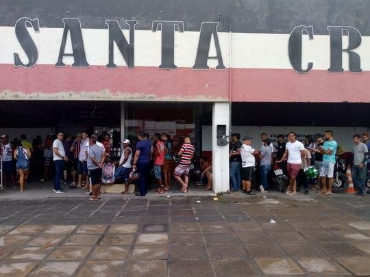 Torcedores formam longas filas no Arruda para comprar ingressos para o clássico contra o Náutico nos Aflitos