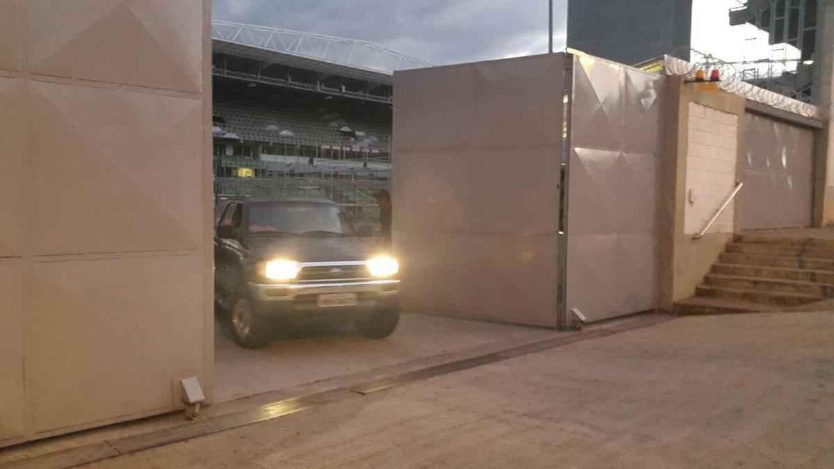 Arquibancada mvel est sendo erguida ao lado dos vestirios do Independncia