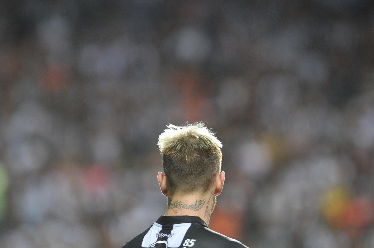 Galo virou no segundo tempo com gols de Rger Guedes e Luan. 