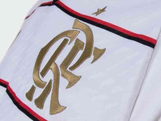 Escudo dourado  lembrana s grandes conquistas da histria do Flamengo