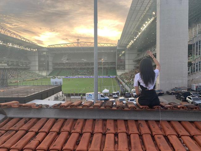 Familiares e amigos acompanham final do Mineiro na casa de dona Myrza Guimarães, torcedora do Atlético vizinha do estádio Independência