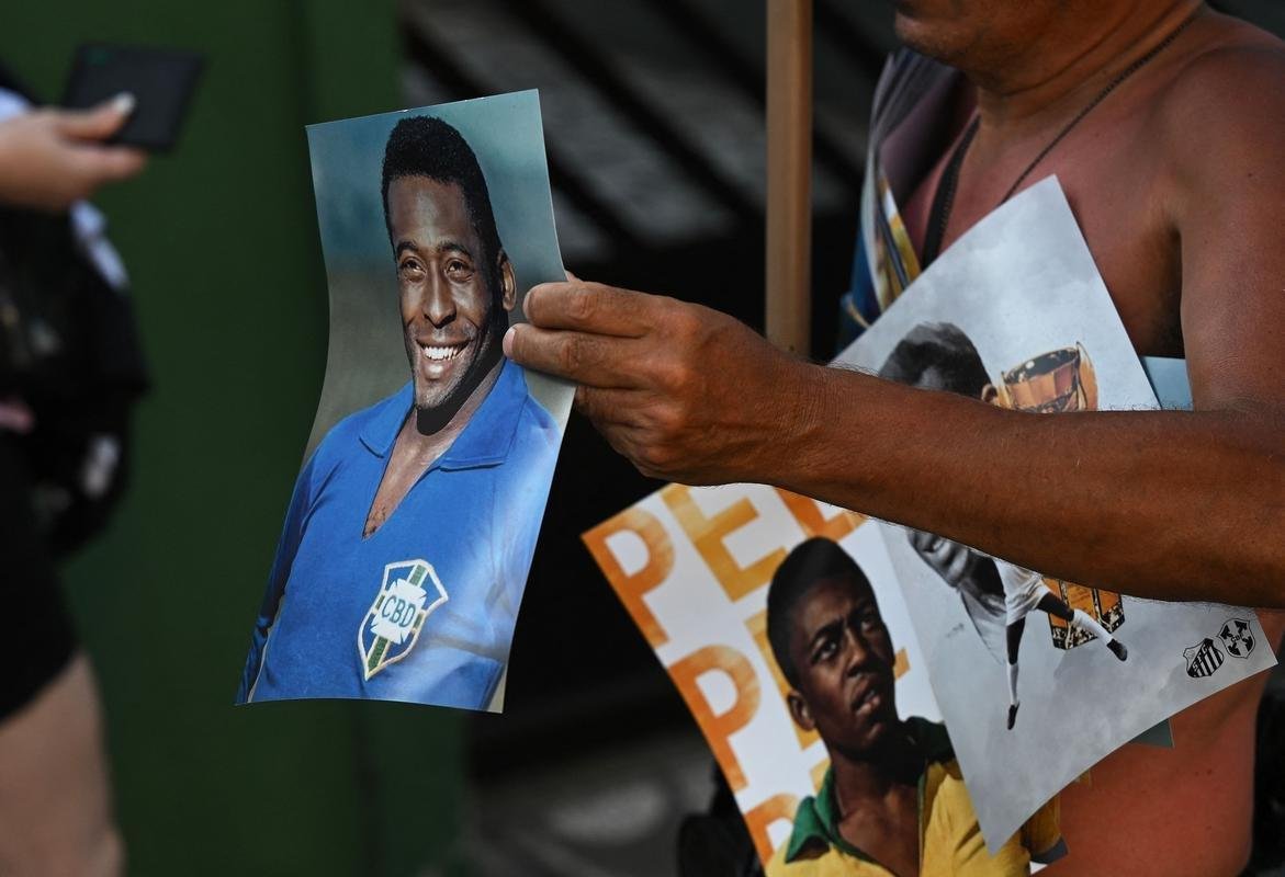 Os ltimos momentos do velrio de Pel, na Vila Belmiro, estdio do Santos. 