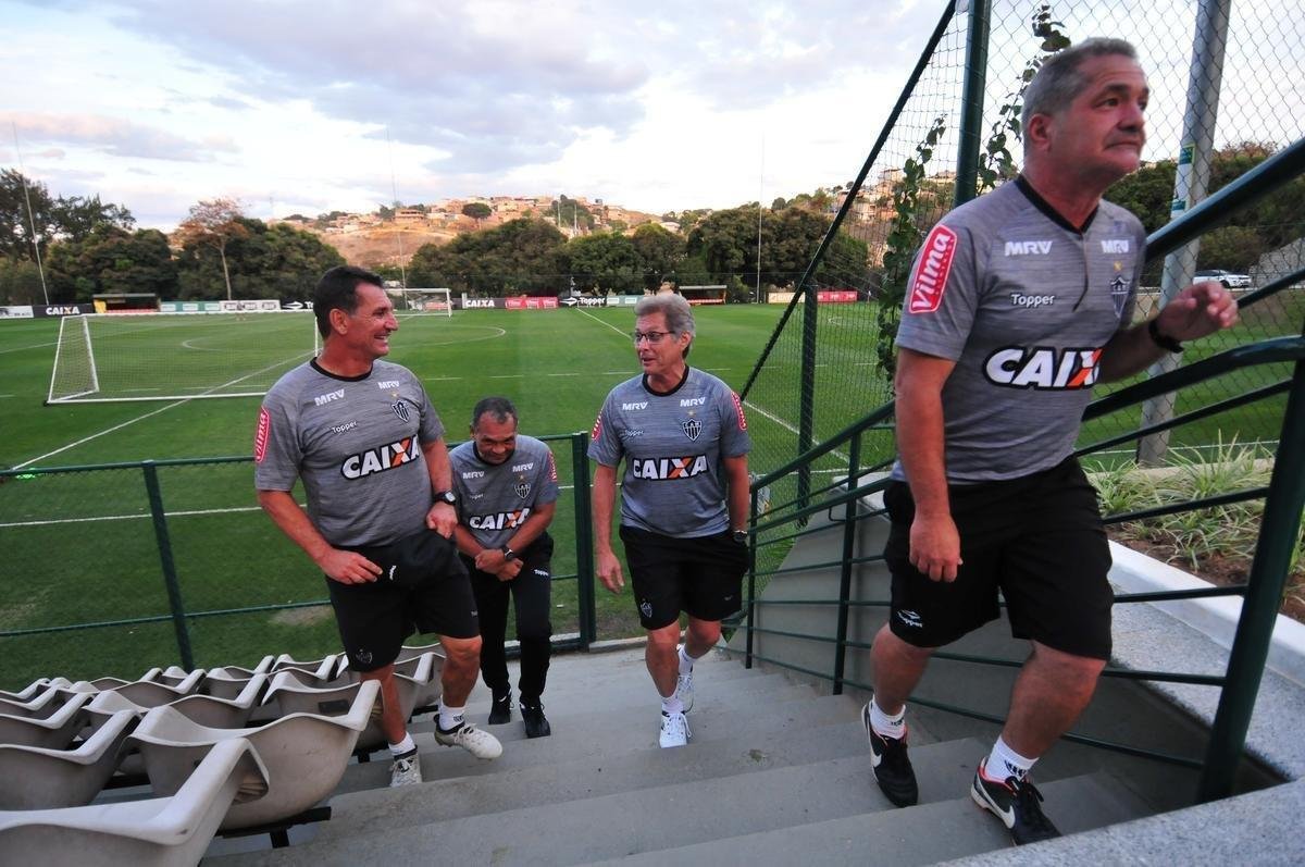 O tcnico Oswaldo de Oliveira foi apresentado na tarde desta tera-feira e, em seguida, comandou treino na Cidade do Galo