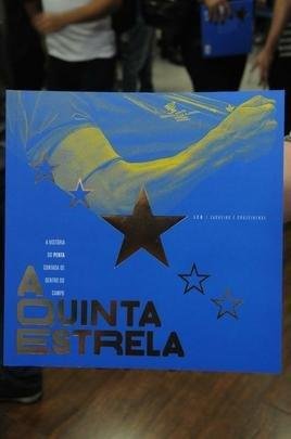 Zagueiro Leo lanou no Barro Preto o livro A Quinta Estrela, sobre o penta da Copa do Brasil