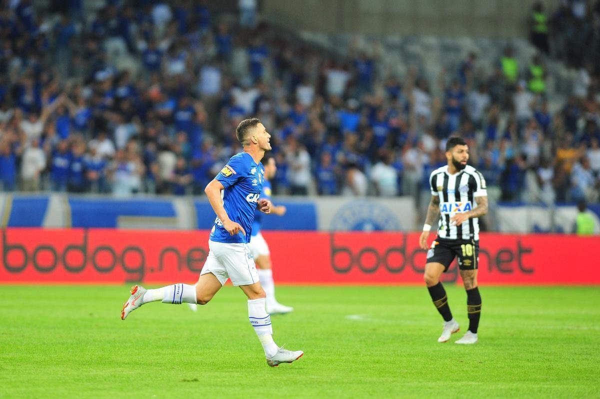 Fotos do primeiro tempo, no Mineiro; Thiago Neves abriu o placar para o Cruzeiro, e Gabriel Barbosa empatou para o Santos