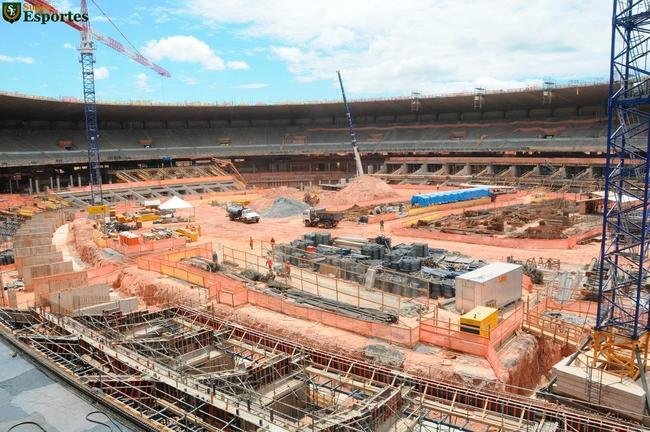 06/03/2012 - No interior, comea a construo efetiva do anel inferior, com assentos mais prximos ao gramado. Guindastes ajudam operrios a encaixar as peas de concreto armado.