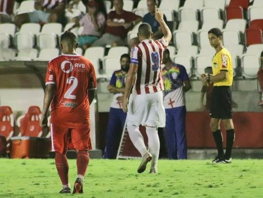 Mais dois gols contra o Imperatriz-MA, pela Série C. Um em cobrança de falta e outro de cabeça. Wallace ainda errou um pênalti nesta partida