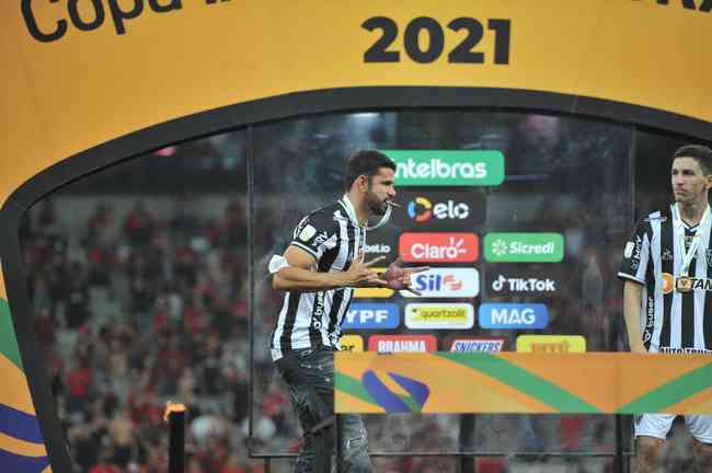 Atlético ergue a taça e festeja bi da Copa do Brasil