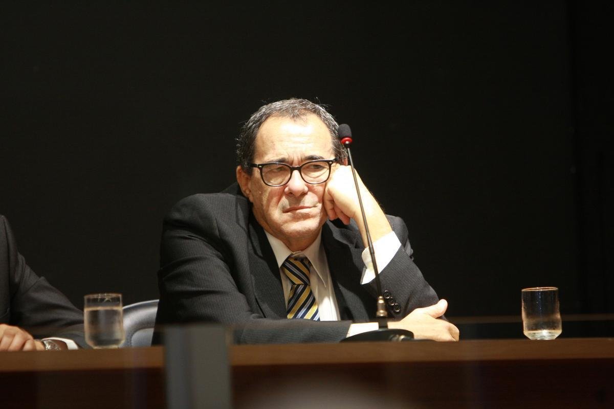 Veja imagens da entrevista coletiva de Srgio Sette Cmara