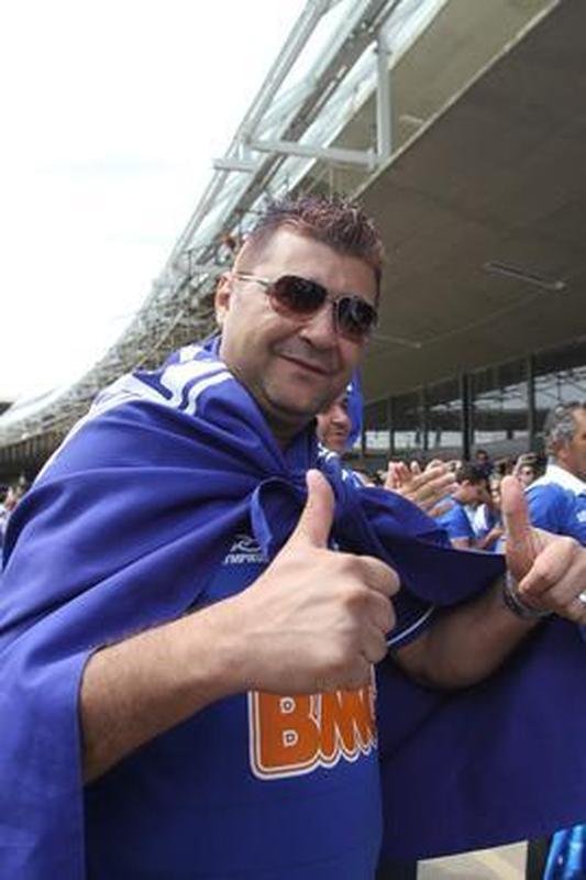 Na chegada ao Aeroporto de Confins, jogadores do Cruzeiro, campees brasileiros, fizeram festa com a torcida e at subiram no teto do nibus do clube