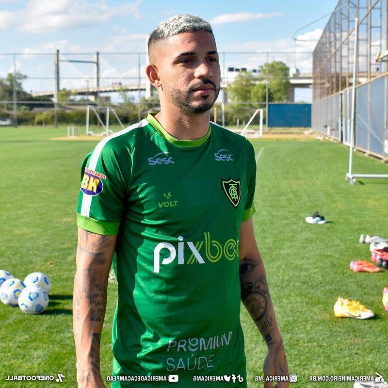 O lateral-direito Diego Ferreira, titular em boa parte da temporada 2020, perdeu espao em 2021 e no teve contrato renovado com o Amrica para 2022. Ele tem passe vinculado ao Tombense