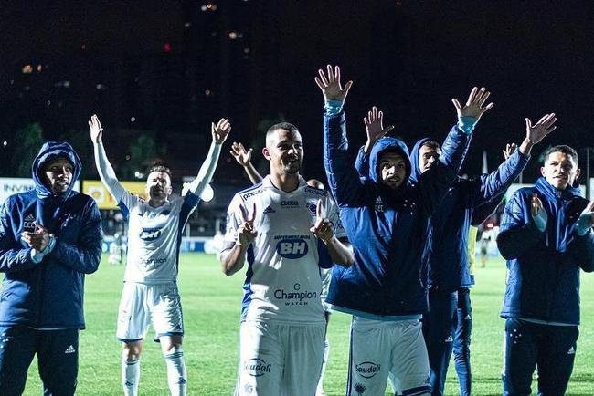 Ainda no Sul do pas, o Cruzeiro voltou a comemorar com a torcida. Em 3 de junho, a Raposa bateu o Operrio por 2 a 1, no estdio Germano Krger, em Ponta Grossa-PR, pela 10 rodada. 