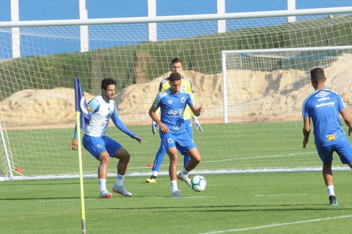 Cruzeiro fez nesta segunda-feira  tarde, na Toca da Raposa II, o ltimo treino em Belo Horizonte antes da partida contra o Internacional, quarta, no Beira-Rio, pela semifinal da Copa do Brasil. O tcnico Rogrio Ceni deve escalar Fbio; Edilson, Ded, Fabrcio Bruno (Leo) e Egdio (Dod); Henrique e Robinho; Marquinhos Gabriel; Thiago Neves e David; Pedro Rocha. Servindo  Seleo Colombiana, Orejuela est fora do jogo.