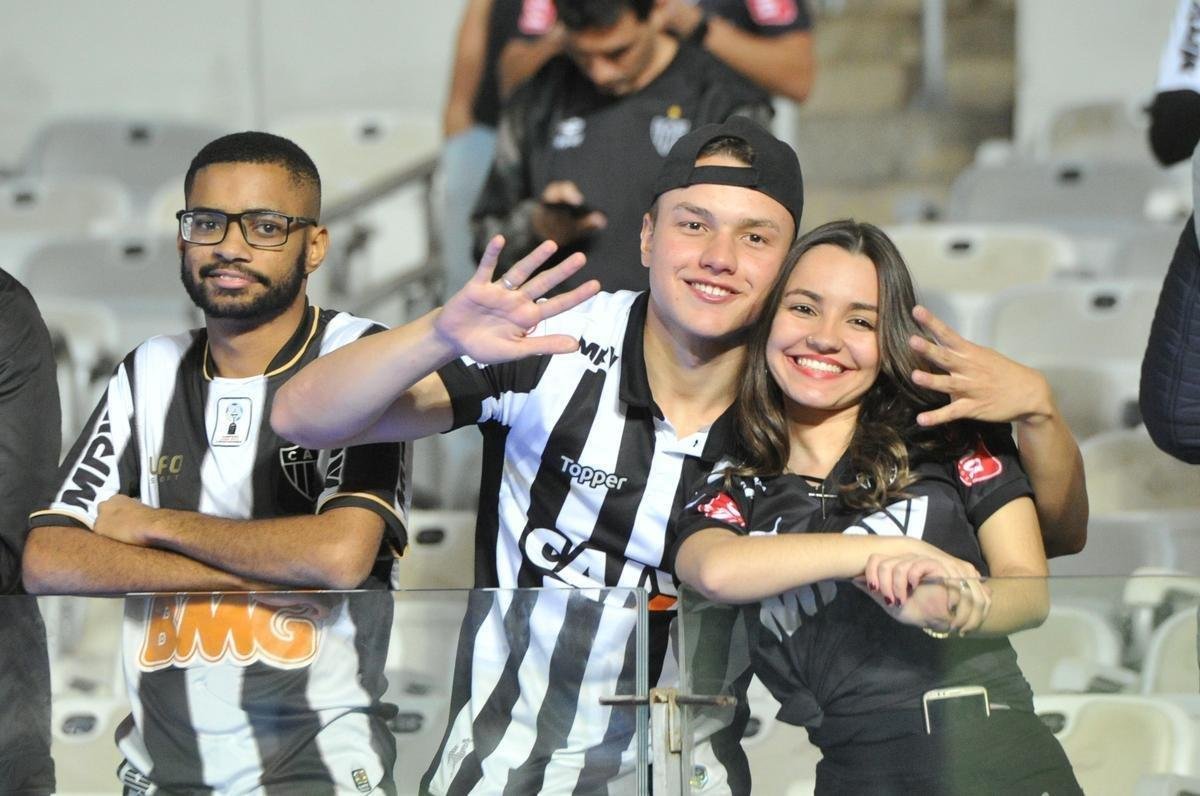 Torcedores do Atltico lotam as arquibancadas do Mineiro para acompanhar a partida vlida pelas quartas de final da Copa do Brasil