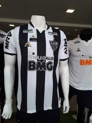 O Atlético atendeu antigo pedido de torcedores e começou a vender a camisa número 1 com todas as logos de patrocinadores em preto e branco. As mudanças foram nas marcas do Supermercados BH (que fica nas costas e continha vermelho e amarelo) e do BMG (patrocinador máster, originalmente em laranja). A peça não será utilizada pelos atletas durante jogos. O modelo masculino custa R$ 259,99, enquanto o feminino está à venda por R$ 229,99. Segundo o clube, a camisa está à disposição nas Lojas do Galo no Barreiro, Belvedere, Betânia, Betim, Centro, Minas Shopping, Labareda, Lourdes, Monte Carmo Shopping, Savassi, Sion, Shopping Del Rey e Estação BH.