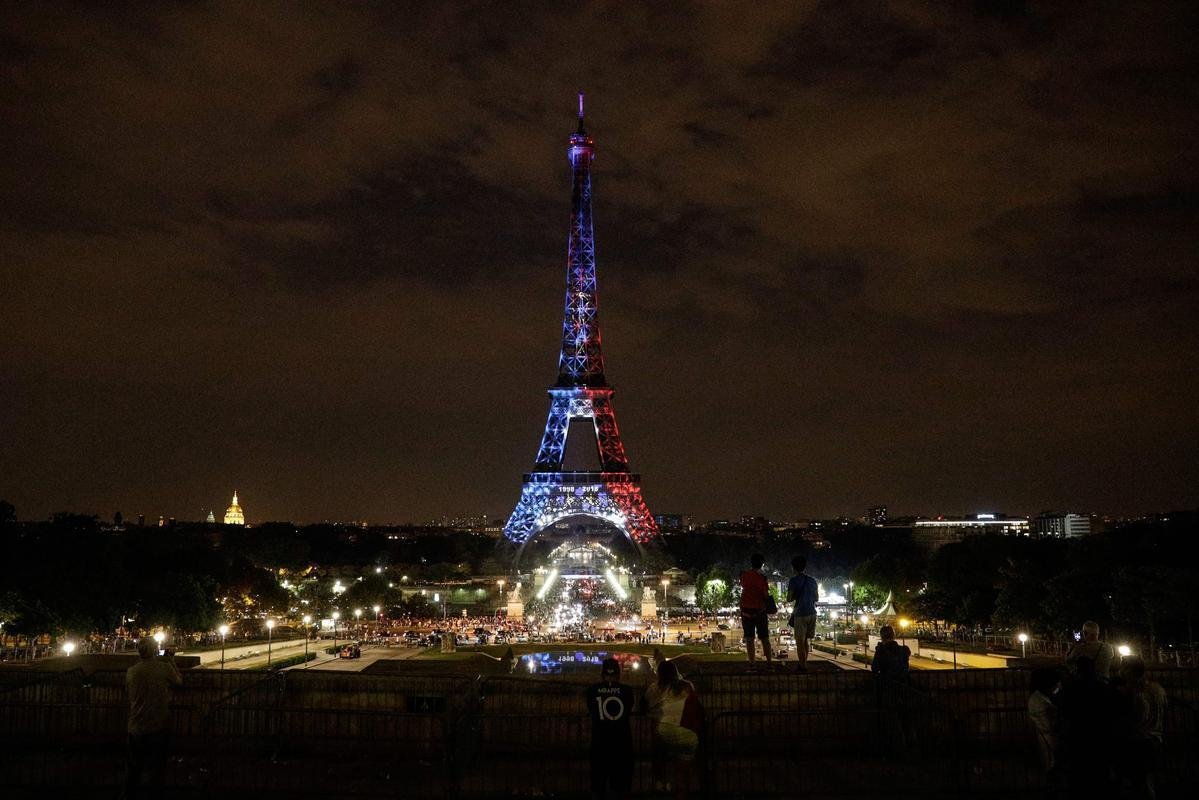 Quando a noite chegou, Paris ficou ainda mais linda: Torre Eiffel foi iluminada com as cores da bandeira francesa e Arco do Triunfo recebeu projees com rostos dos campees