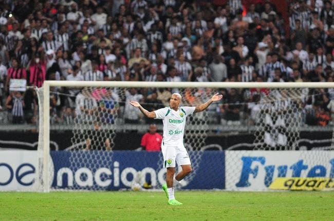 Deyverson provocou a torcida do Atltico, discutiu, marcou gol anulado e foi vaiado no Mineiro, em Belo Horizonte, no duelo entre Galo e Cuiab. 