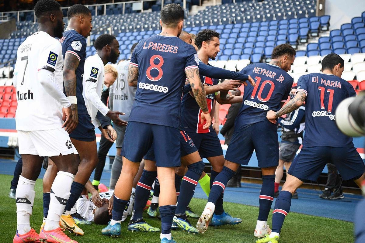 Neymar levou carto vermelho no final da derrota do PSG para o Lille, por 1 a 0, em Paris, ao dar um tranco no adversrio numa disputa de bola na lateral do campo. rbitro entendeu que ele usou fora desproporcional. O brasileiro j tinha carto amarelo e acabou sendo expulso.