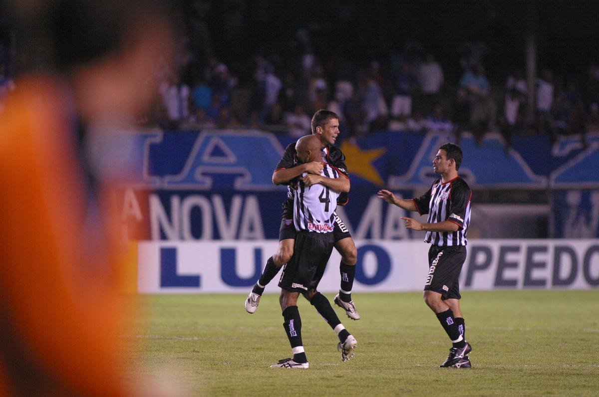 O Paulista repetiu os feitos de Cricima e Santo Andr e venceu a Copa do Brasil de 2005 enquanto pertencia  segunda diviso do Campeonato Brasileiro. A equipe de Jundia passou por Juventude (primeira fase), Botafogo (segunda fase), Internacional (oitavas) e Figueirense (quartas). Na semifinal, ganhou do Cruzeiro por 3 a 1 na ida, em casa. Na volta, no Mineiro, a Raposa chegou a abrir 3 a 0, porm o clube do interior de So Paulo reagiu no segundo tempo e fez 3 a 2. Na deciso, o Paulista conquistou o trofu com triunfo por 2 a 0 em cima do Fluminense, dentro de seus domnios, e empate por 0 a 0, no Maracan.