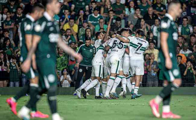 Jogadores do Coritiba comemoram gol que ajudou na vitória contra o Goiás