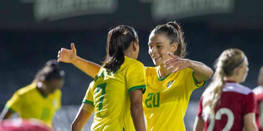 OO Andressa Alves recebe homenagem pelos 100 jogos com a Seleção