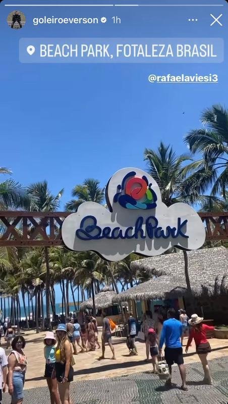 Goleiro postou foto no parque aqutico Beach Park, em Aquiraz, municpio vizinho  Fortaleza, no Cear