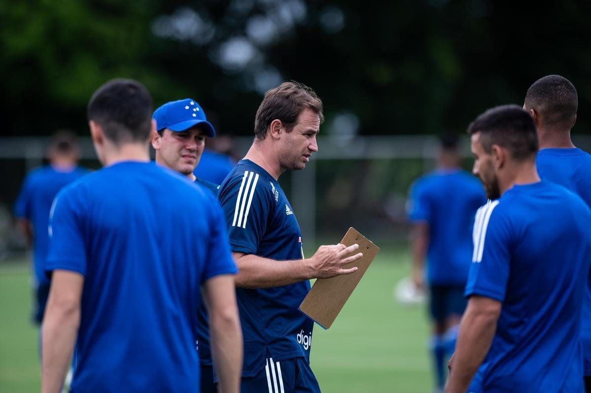 Imagens do primeiro dia de pr-temporada do Cruzeiro, na Toca da Raposa II