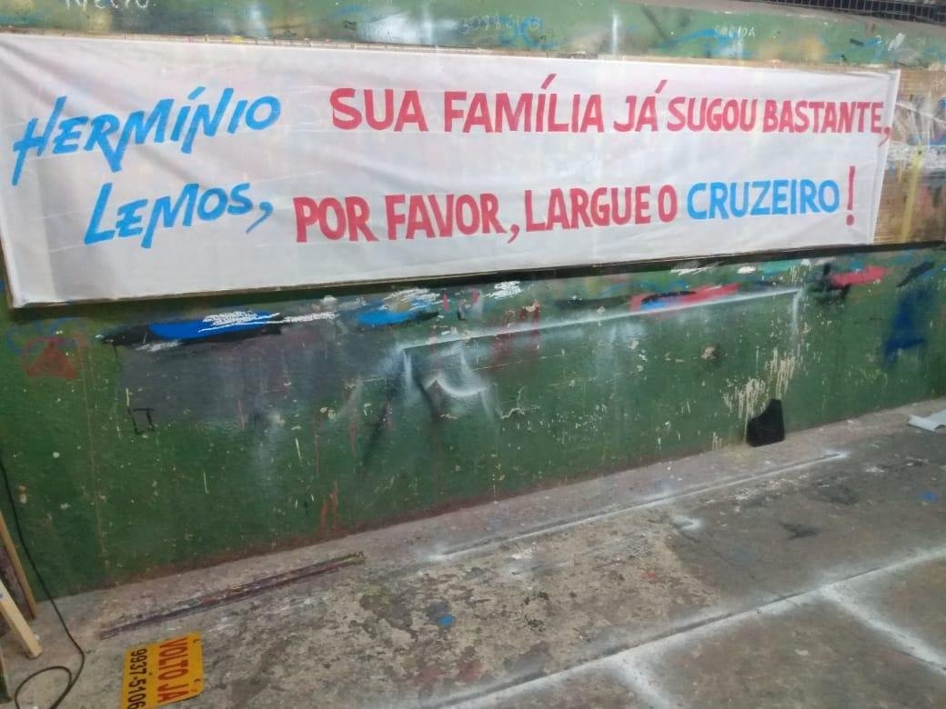 Faixas foram afixadas nas proximidades das casas de Hermnio Lemos e Ronaldo Granata