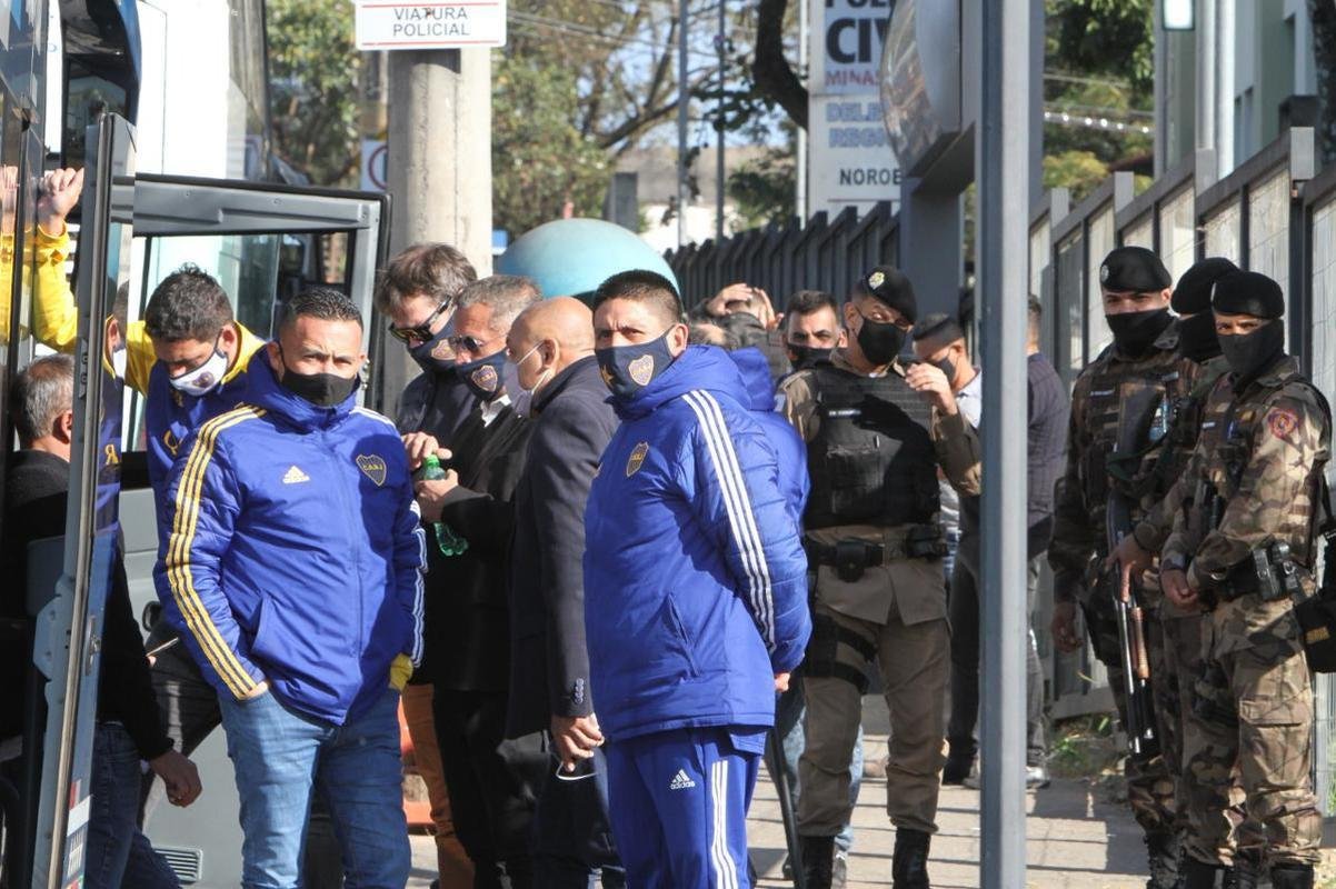 A delegao do Boca Juniors foi liberada da Central de Flagrantes 4  (CEFLAN 4) da Polcia Civil, no bairro Alpio de Melo, regio Noroeste de Belo Horizonte, por volta das 12h desta quarta-feira. Jogadores e membros da comisso tcnica da equipe argentina ficaram na delegacia por cerca de 12 horas para esclarecimentos sobre a confuso no Mineiro aps a eliminao diante do Atltico, nos pnaltis, pelas oitavas de final da Copa Libertadores da Amrica.