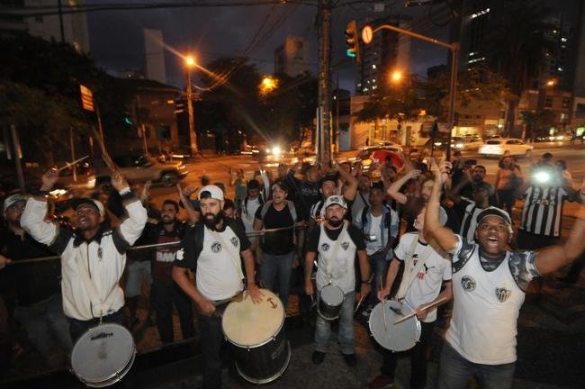 Alvos principais do protesto foram presidente S�rgio Sette C�mara, diretor de futebol Alexandre Gallo e jogadores, especialmente Elias, Luan e Cazares