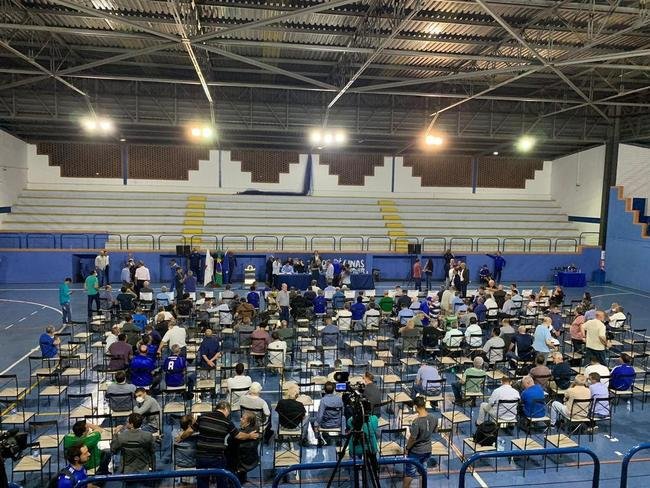 Ronaldo compareceu  votao da venda da SAF do Cruzeiro no Barro Preto e foi muito assediado por conselheiros do clube