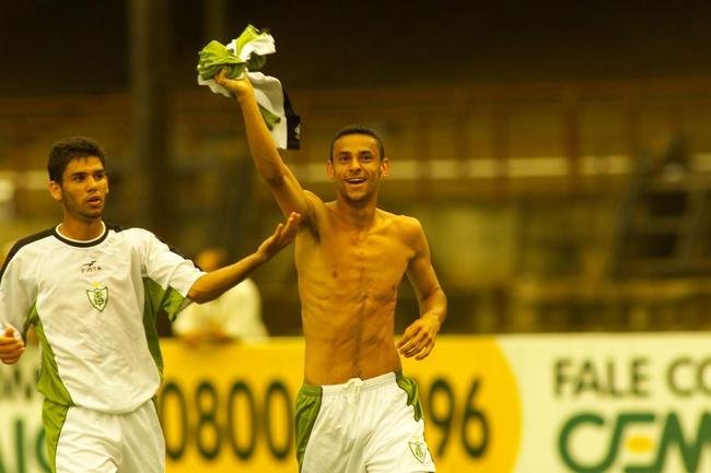 Fred comemora gol marcado contra o Atltico, valido pela terceira rodada do Campeonato Mineiro de 2003. Ele marcou 10 gols no Estadual daquele ano e foi vice-artilheiro, ficando atrs de Guilherme, do Galo