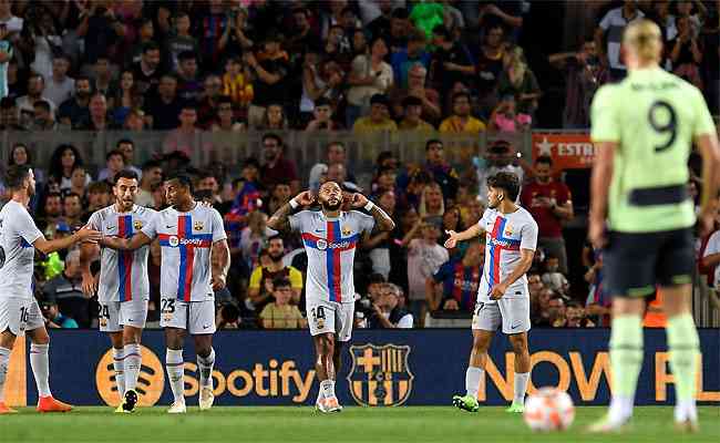 Barcelona e Manchester City se enfrentaram em amistoso solidrio no Camp Nou