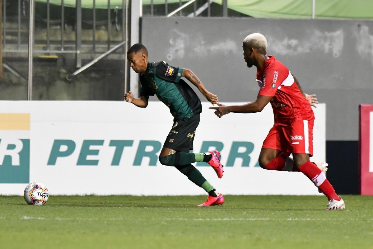 Imagens da vitória do América por 1 a 0 sobre o CRB, no Independência, pela Série B do Brasileiro