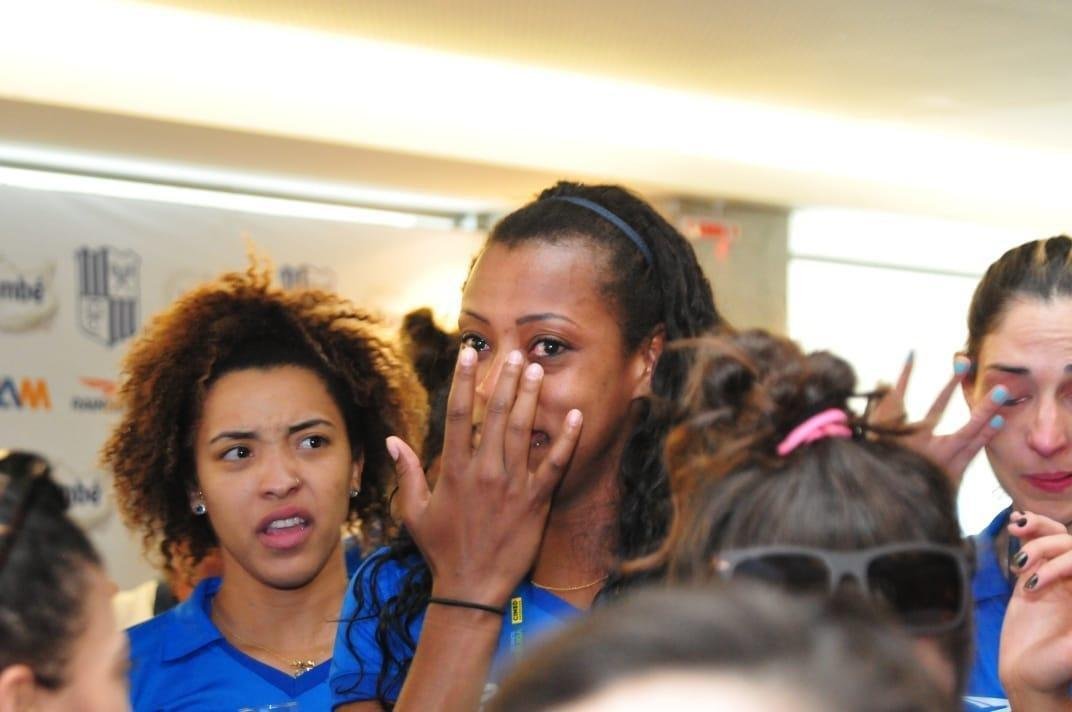 Chegada das campes da Superliga Feminina  sede do Minas, em Belo Horizonte. Em seguida, eles foram recepcionadas pelo presidente, por diretores e patrocinadores. Houve at brinde com champanhe