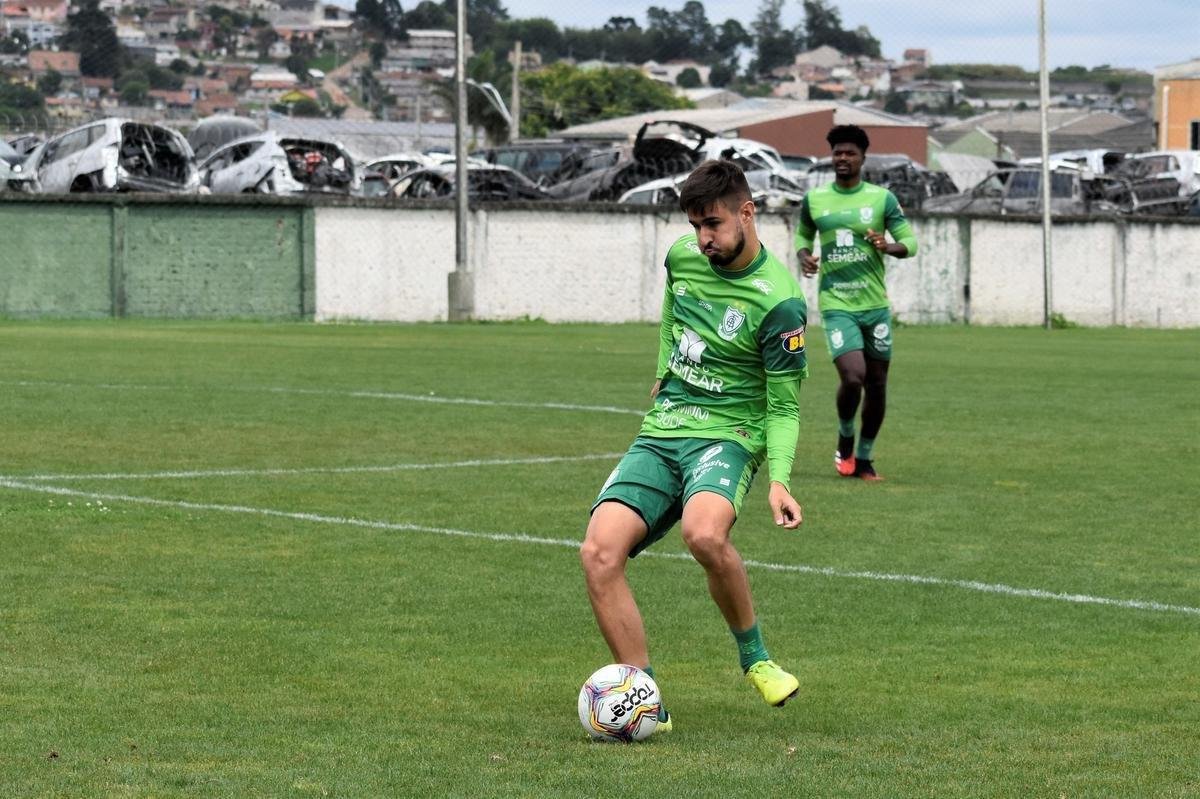 O Amrica treinou na manh desta sexta-feira (20) em Curitiba-PR, no CT do Coritiba, visando o confronto contra o Operrio-PR. A partida, vlida pela 22 rodada da Srie B do Campeonato Brasileiro, ser disputada neste sbado (21), s 16h30, no Estdio Germano Krger, em Ponta Grossa-PR.