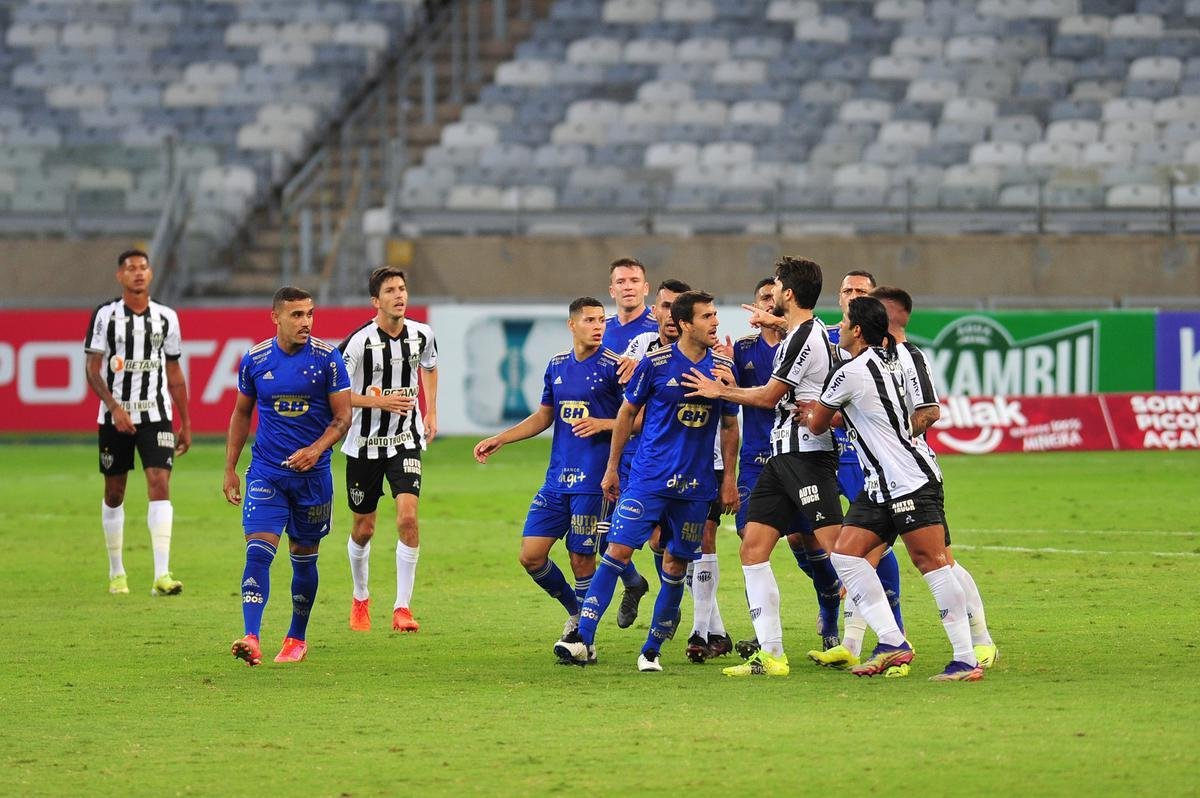 Hulk, do Atltico, e William Pottker, do Cruzeiro, discutiram no fim do clssico vencido pelos celestes, por 1 a 0, e foram expulsos pelo rbitro Paulo Csar Zanovelli da Silva