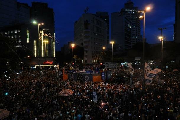 Com trio eltrico de jogadores e mais de 20 mil torcedores, Cruzeiro fez a festa na Praa Sete! Veja as melhores fotos