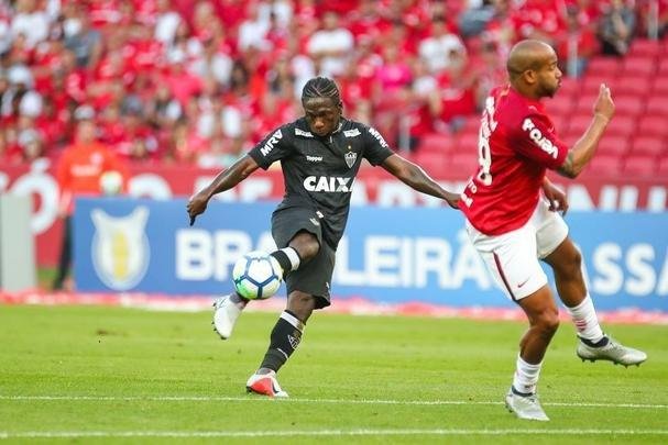 Galo derrotou Internacional no Beira-Rio com gols de Cazares e Terans; D'Alessandro descontou de pênalti